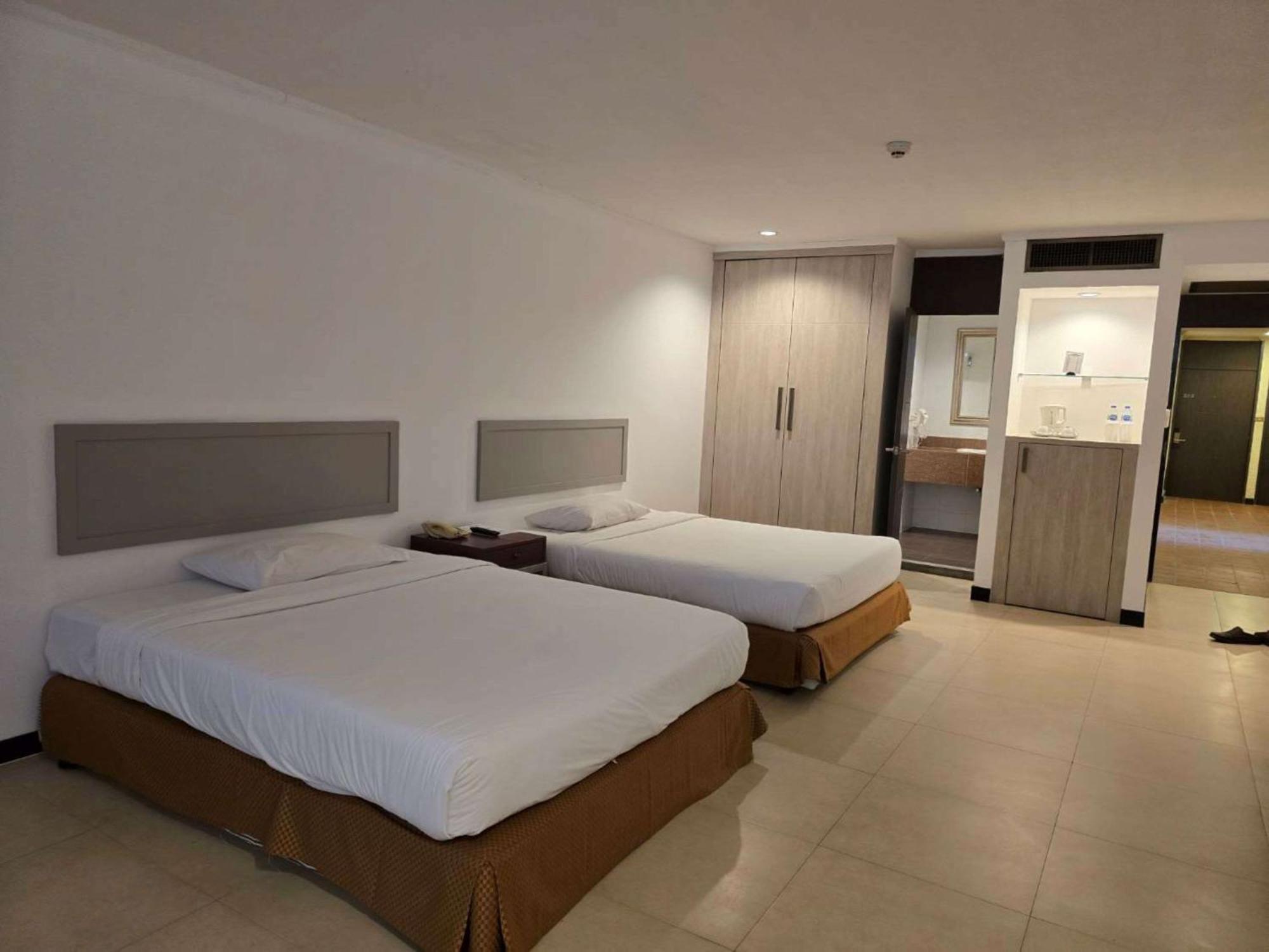 Hotel Tropicana Патая Екстериор снимка